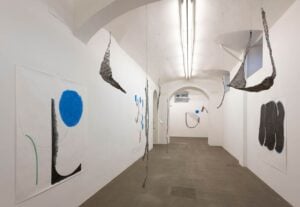 L’arte “differente” di Esther Kläs alla Fondazione Giuliani di Roma