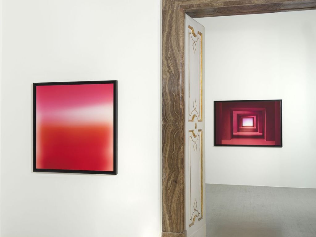 Colori, vuoti e geometrie nella mostra di Gioberto Noro a Napoli