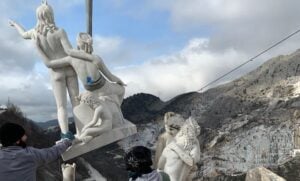 Root’la: l’azione di Fabio Viale avvenuta nelle cave di marmo di Carrara diventa una mostra