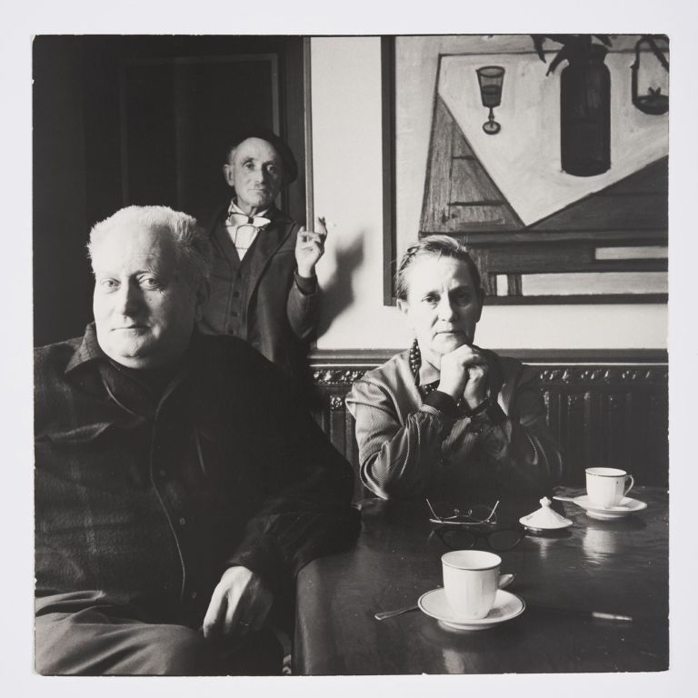 Irving Penn, Jean Giono, Élise Giono e Lucien Jacques al Paraïs, Manosque, 1957. Association des Amis de Jean Giono © The Irving Penn Foundation