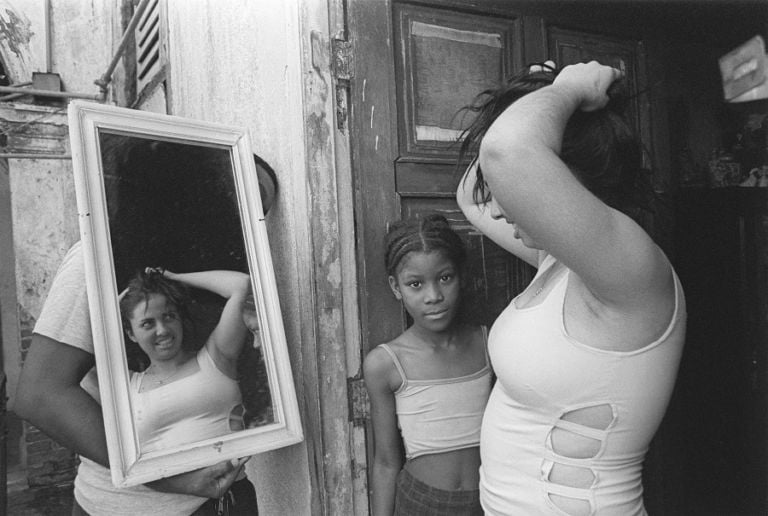 Aldeide Delgado, Kattia García. Las mujeres sostienen la mitad del cielo series. 2001. Courtesy of the artist and Catalogo de Fotografas Cubanas