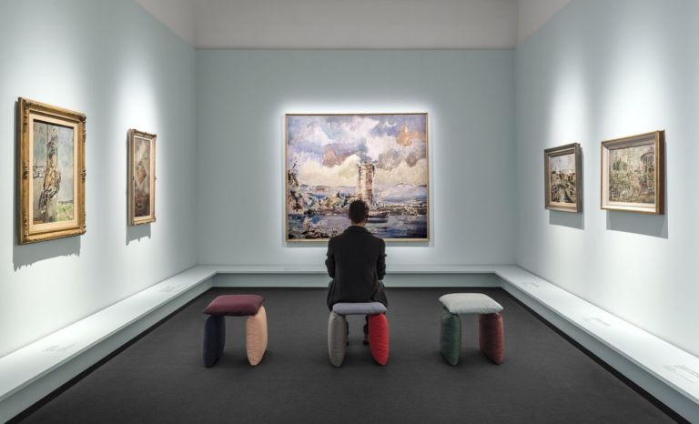 La collezione Pillow disegnata da Andrea Anastasio nelle sale della mostra su de Pisis al Museo del Novecento di Milano, 2020. Photo Marco Cappelletti