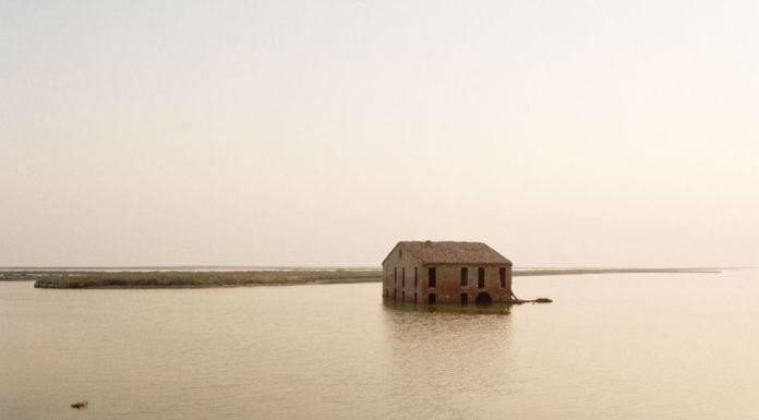 Luigi Ghirri, Argine Agosta, Comacchio, 1989 © Eredi di Luigi Ghirri