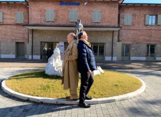 Luigi Ontani e Ludovico Pratesi di fronte a RenVergatellAppeninMontovolo, la fontana di Ontani progettata per Vergato