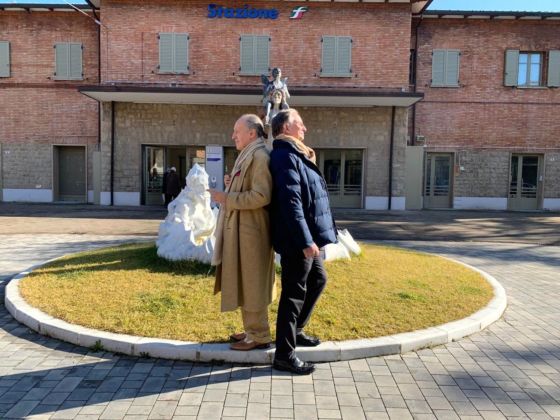 Luigi Ontani e Ludovico Pratesi di fronte a RenVergatellAppeninMontovolo, la fontana di Ontani progettata per Vergato