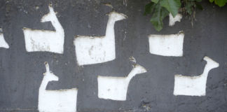 Maria Lai, Pastorello mattiniero con capretta (dettaglio), 2005, Museo a cielo aperto, Ulassai
