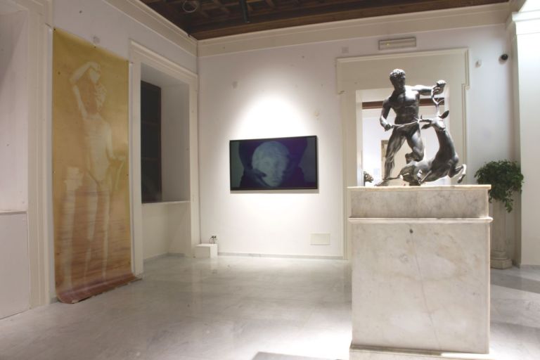 Quando le statue sognano. Exhibition view at Museo Salinas, Palermo 2019. Fabio Sandri, Incarnato (Satiro Versante) e Trasporto, 2019 _ Eracle e la cerva cerinite (fine I sec. a. C. - I sec. d. C.)