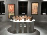 Quando le statue sognano. Exhibition view at Museo Salinas, Palermo 2019. Pareti dipinte con festoni e maschere dionisiache in stile pompeiano (I sec. a. C.) _ Ex voto di terracotta da Cales (IV - II sec a.C.)