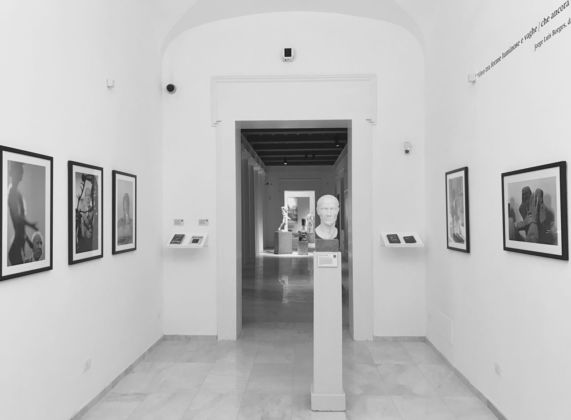 Quando le statue sognano. Exhibition view at Museo Salinas, Palermo 2019. Ferdinando Scianna, dalla serie Sicilia, Jorge Luis Borges a Palermo, 1984 _ Ritratto di Cesare (I sec. d. C.)
