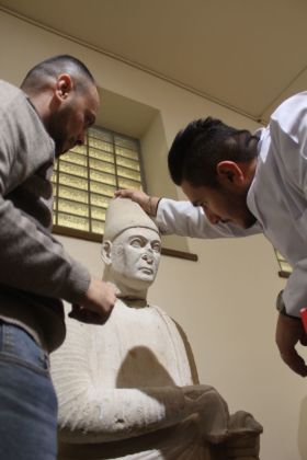 Riunione di testa e corpo di una statua di sacerdote proveniente dal Tempio minore XIV, Hatra