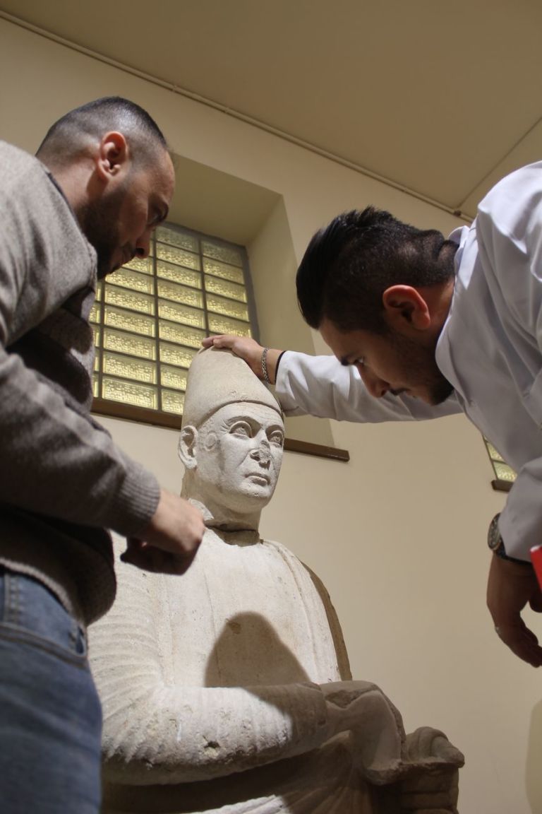 Riunione di testa e corpo di una statua di sacerdote proveniente dal Tempio minore XIV, Hatra