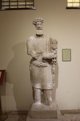 Statua di aristocratico con stendardo, Hatra