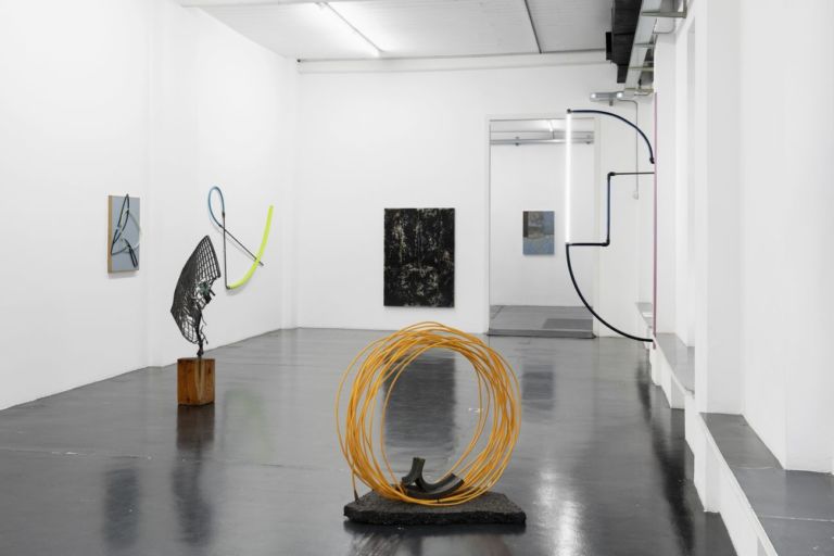 Stefano Comensoli & Nicolò Colciago. Lì dove nascono le forme del vento. Exhibition view at Otto Zoo, Milano 2020. Photo Luca Vianello