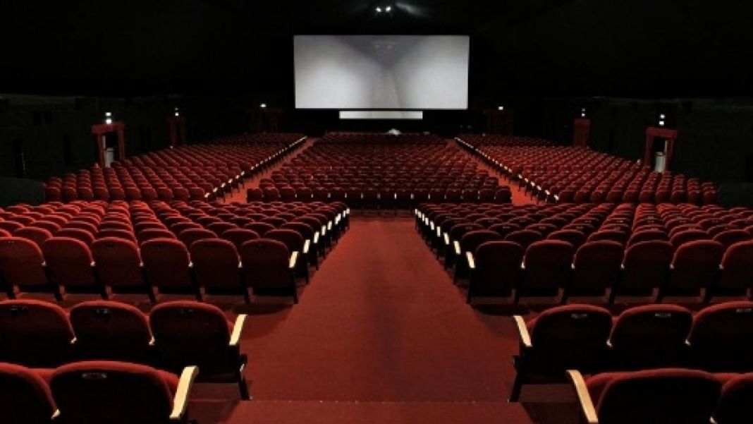 Una sala cinematografica vuota