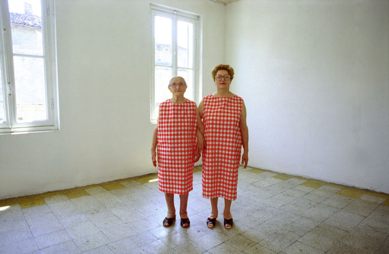 Marcello Maloberti, Famiglia reale, 1993, fotografia, edizione unica con cornice color oro, cm 23,5 x 27,5 Courtesy collezione privata, Milano