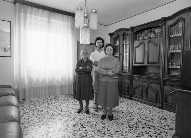 Marcello Maloberti, Famiglia metafisica, 1990, gelatin silver print, cm 27 x 38 Courtesy dell’Artista, Galleria Raffaella Cortese, Milan