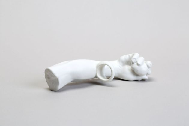 Andrea Salvatori, Michelangelo pret à porter, serie AnelloNonAnello, 2018, ceramica, 12x4x4cm, photo Luca Nostri, courtesy collezione privata
