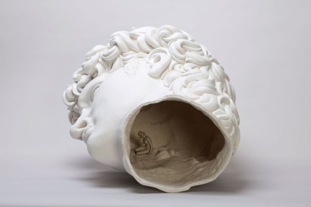 Andrea Salvatori, Testone, 2016, ceramica e porcellana, 60x70x80cm, photo Luca Nostri, courtesy l'artista