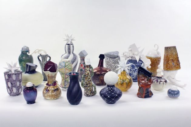 Andrea Salvatori, serie Tuttitappi, 2012, ceramica e porcellana, dimensioni variabili da 10 a 52 cm, photo Marco Morandi, courtesy l' artista