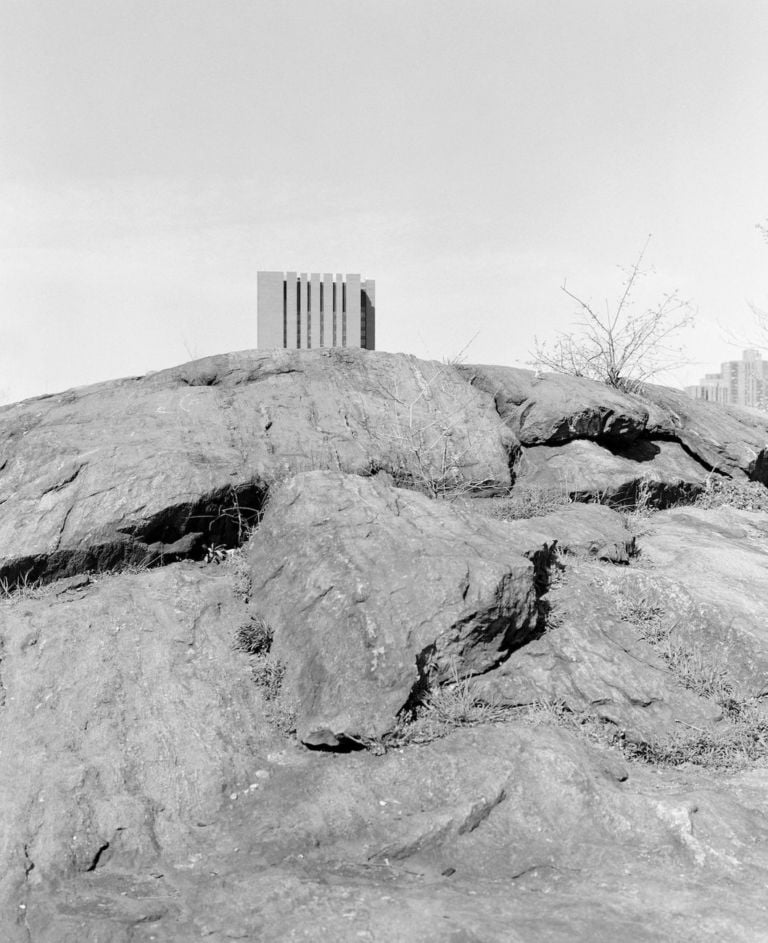 Antonio Rovaldi, April 18, 2016, Amsterdam Ave between 177th St and 178th St, Manhattan, stampa analogica ai sali d’argento su carta baritata, cm 50 x 60. Realizzata grazie al sostegno di Italian Council (2019)