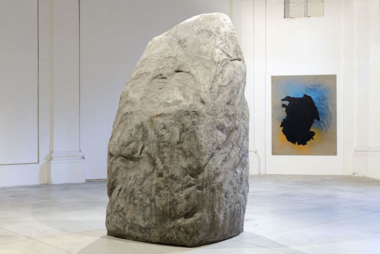 Gianni Politi, Il nome che porto è di uno zio, come lo zaino del contrabbandiere (Dolmen for a Perennial Existance), 2019, acrilico su gesso e polistirolo, 350 x 200 x 200 cm. Photo credit Michele Alberto Sereni