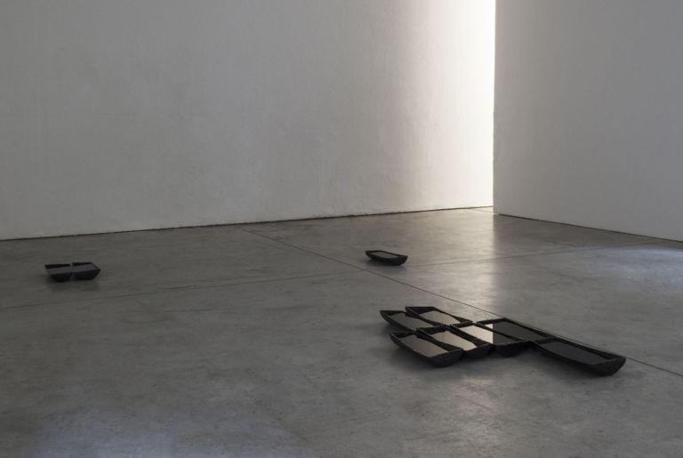 Gianluca Brando, Della notte e del giorno, 2019, ceramica smaltata, acqua. Installation view at Viafarini, Milano