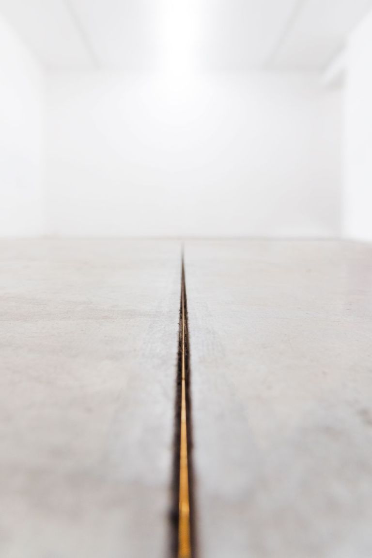 Gianluca Brando, Imago, 2018, bronzo, 20.8 m, diam. 3 mm. Installation view at Viafarini, Milano. Photo Valerio Torrisi