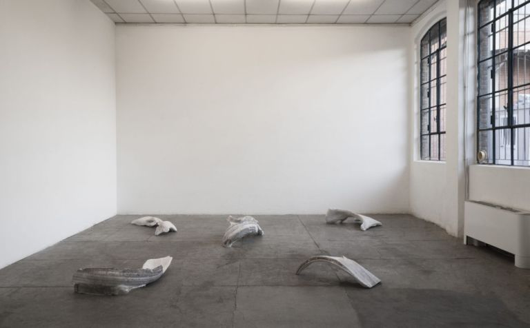 Gianluca Brando, Passaruota, 2019 20, calchi in gesso, residui di grasso e polvere, dimensioni variabili. Installation view at Cripta747, Torino