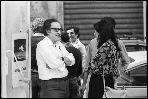 Giuseppe Chiari a Zona non profit art space, Firenze, 1977. Fotografia di Gianni Melotti