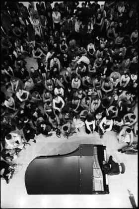 Giuseppe Chiari al pianoforte durante la performance Gesti sul piano, Galleria d’Arte Moderna, Bologna, 5 giugno 1977. Fotografia di Gianni Melotti