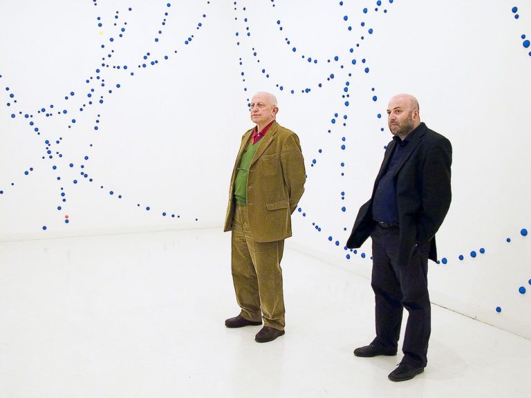 Ignazio Gadaleta con Enrico Crispolti, a Milano nel 2005, alla Galleria Naviglio Modern Art, nell'opera ambiente Celesti magnetici (al cielo di Milano) dello stesso artista