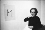 Installazione dell’opera La musica è facile con Giuseppe Chiari e Liliana Dematteis, galleria Martano, Torino, 7 maggio 1976. Fotografia di Gianni Melotti