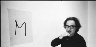 Installazione dell’opera La musica è facile con Giuseppe Chiari e Liliana Dematteis, galleria Martano, Torino, 7 maggio 1976. Fotografia di Gianni Melotti