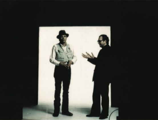 Joseph Beuys consegna a Pasquale Trisorio la sua prima scultura invisibile, Roma, 1972. Photo Elisabetta Catalano
