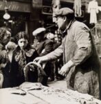 László Moholy-Nagy. Pick me out two soft roes (Fishmarket, Brixton). Gelatin silver print, 1936. 210 x 203 mm (253 x 203 mm). Courtesy Jörg Maass Kunsthandel, Berlin