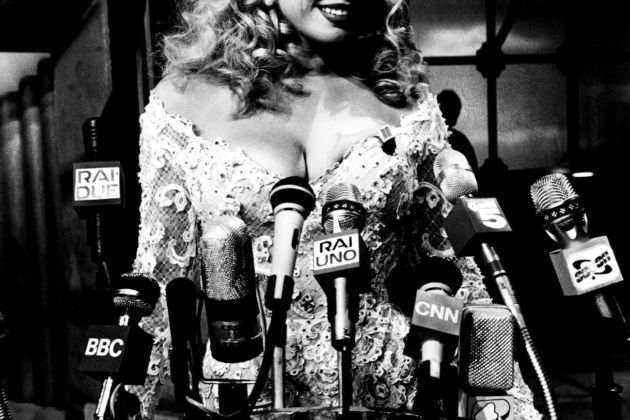 L'attrice Wendy Windham in una parodia di una conferenza stampa alla Casa Bianca, durante il programma “I Cervelloni” nello studio 5 di Cinecittà già mitico studio di Federico Fellini. Roma, 1995