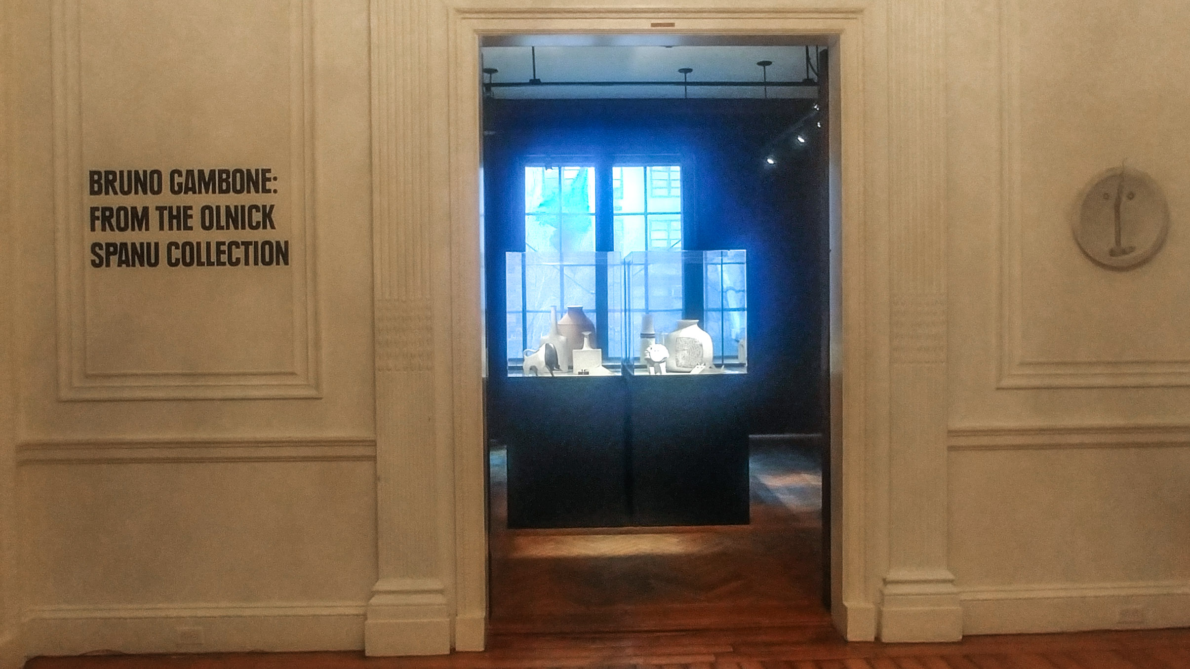 La sala con le opere di Bruno Gambone al Consolato italiano. Photo Maurita Cardone