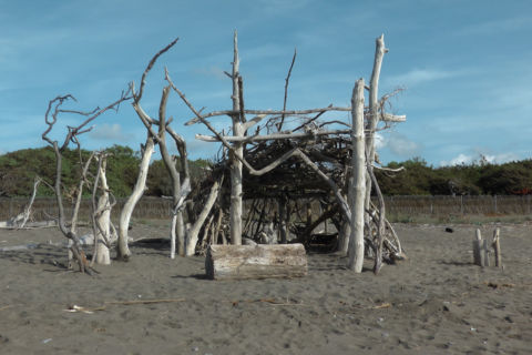 MAGAZZINO I rifugi da spiaggia di Massimo Bartolini l’uomo si subordina alla natura