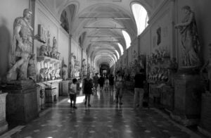 Musei Vaticani, un turista lancia a terra dei busti antichi danneggiandoli