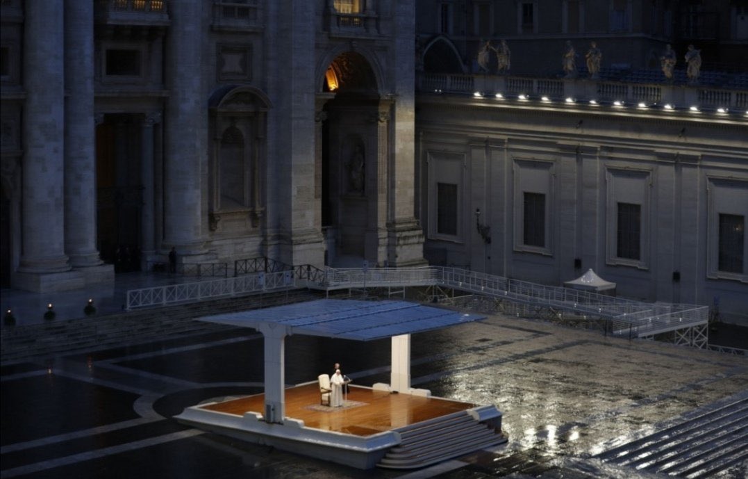 Papa Francesco a Piazza San Pietro prega per la pandemia 17 marzo 2020 2 Papa Bergoglio e il vuoto di Piazza San Pietro. Un’idea di Dio, fra cinema e sacro