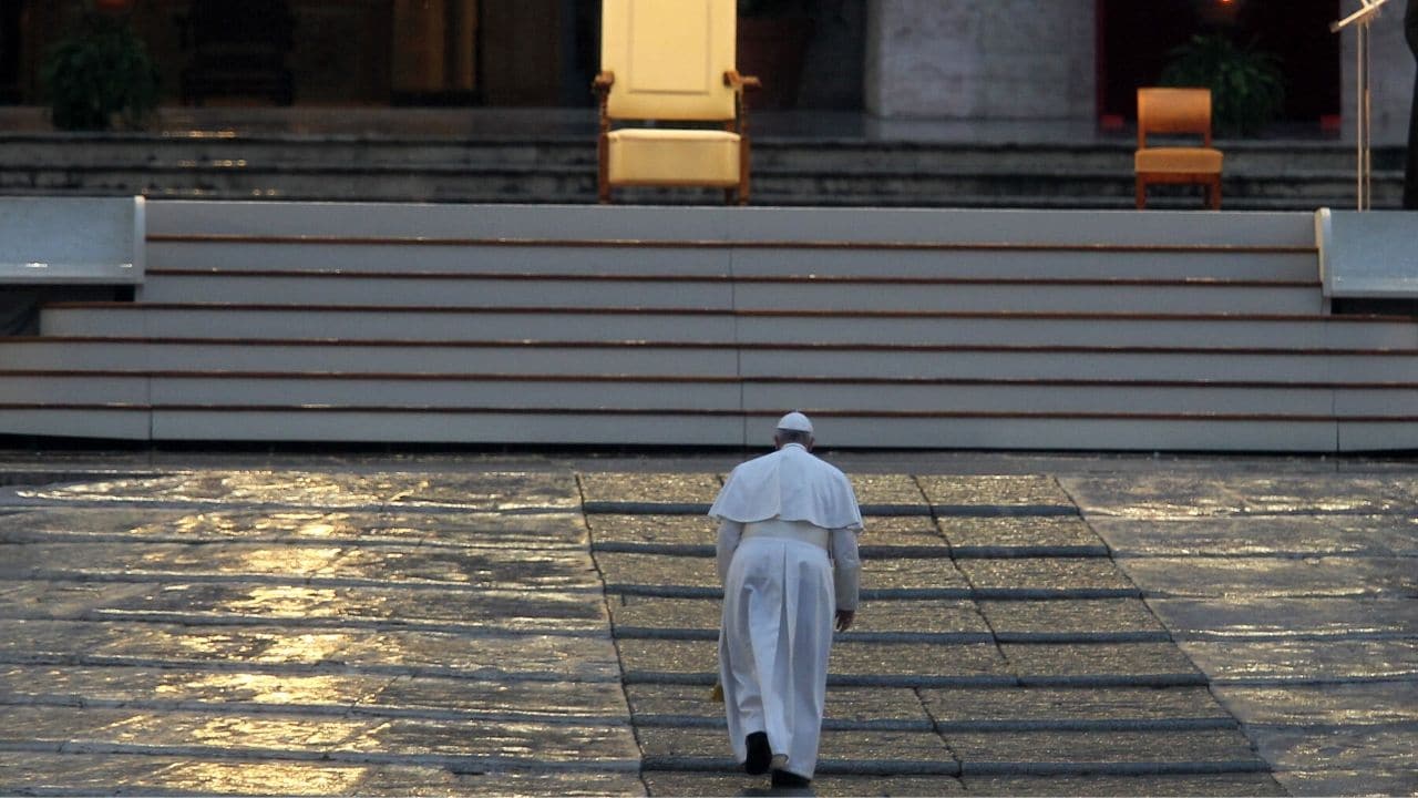 Papa Francesco a Piazza San Pietro prega per la pandemia 17 marzo 2020