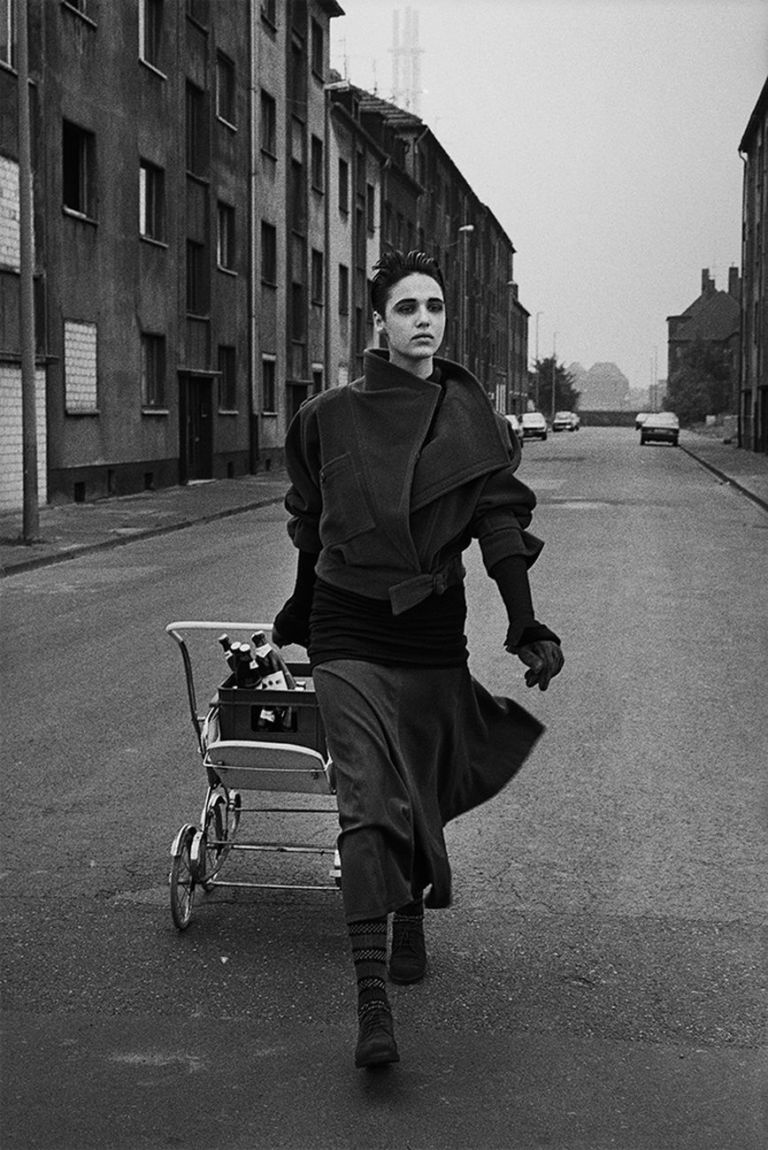 Peter Lindbergh, Amanda Cazalet, Duisburg, 1984 © Peter Lindbergh. Courtesy Peter Lindbergh Foundation, Paris