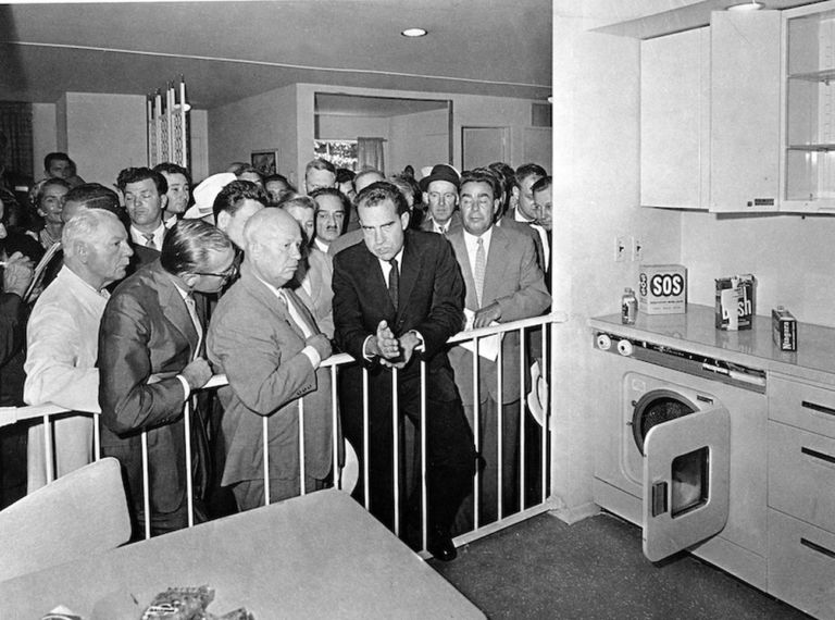 Richard Nixon & Nikita Khrushchev discutono nella casa prefabbricata X-61 (Splitnik) all'American National Exhibition a Mosca, Russia, 1959 © picture alliance - AP Images