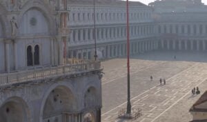 Le webcam sulle piazze e i monumenti d’Italia completamente deserti. Scenario atroce ma bellissimo