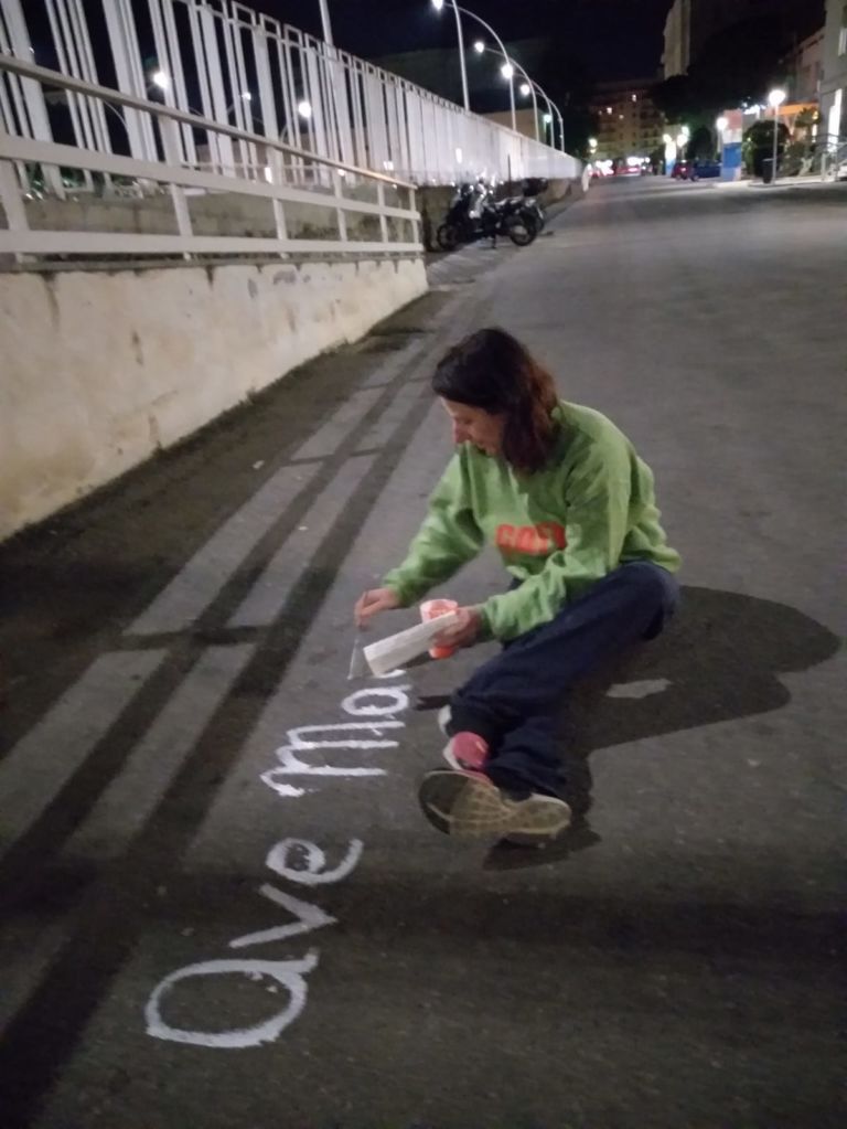 Stefania Galegati mentre inizia a scrivere la poesia preghiera per i malati di cancro