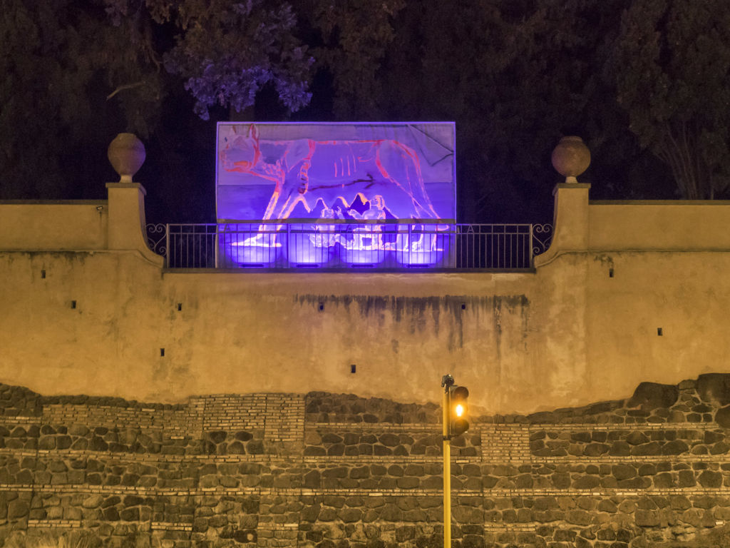 Arte per i Vicini. Sul terrazzo di Villa Massimo ogni sera una mostra per il palazzo di fronte