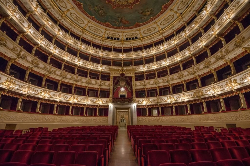 Il mondo del teatro chiede una maggiore diffusione mediatica. L’appello alla Rai