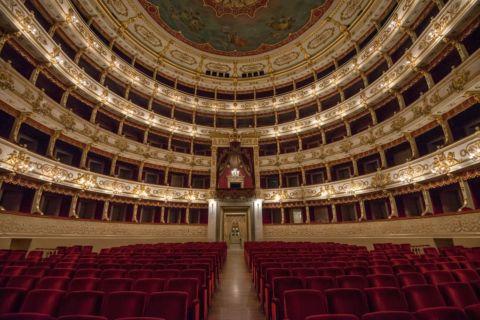 Teatro Regio di Parma. La platea e i palchi visti dal palcoscenico. Photo Nicola Mazzocato via Wikipedia CC BY SA 3.0