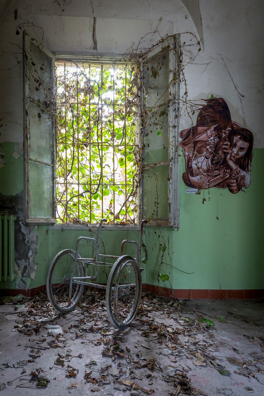 Vera Bugatti, Le celle sono il luogo più doloroso, luogo abbandonato 2019. Photo Matteo Mazzoli