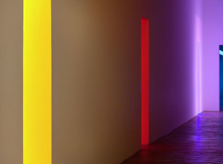 Villa e Collezione Panza, Ala delle scuderie primo piano, luce proveniente da ambienti con installazioni di Dan Flavin, Foto di arenaimmagini.it, 2013 FAI